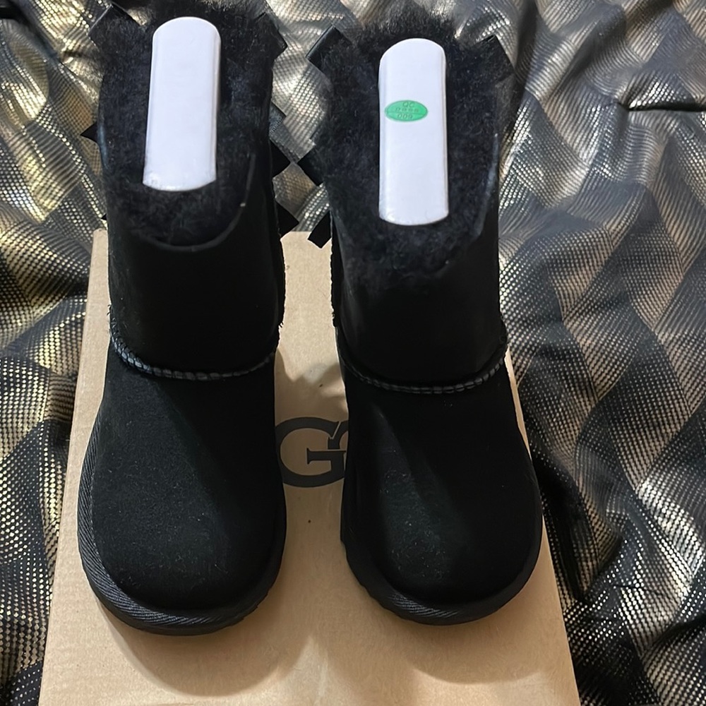 Ugg T Bailey bow II size 7